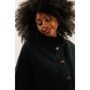 Cape en maille confortable et chic avec boutons sur le devant