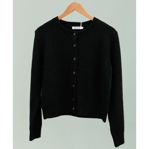 Gilet court boutonné en maille douce avec une encolure ronde