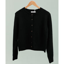 Gilet court boutonné en maille douce avec une encolure ronde