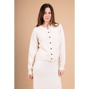 Gilet court boutonné en maille douce avec une encolure ronde