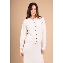 Gilet court boutonné en maille douce avec une encolure ronde