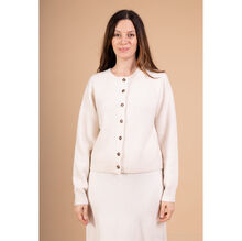 Gilet court boutonné en maille douce avec une encolure ronde