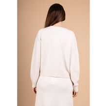 Gilet court boutonné en maille douce avec une encolure ronde