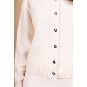 Gilet court boutonné en maille douce avec une encolure ronde