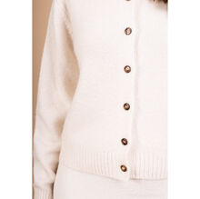 Gilet court boutonné en maille douce avec une encolure ronde