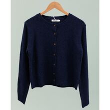 Gilet court boutonné en maille douce avec une encolure ronde