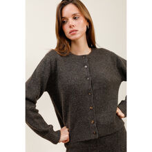 Gilet court boutonné en maille douce avec une encolure ronde