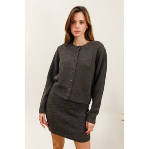 Gilet court boutonné en maille douce avec une encolure ronde