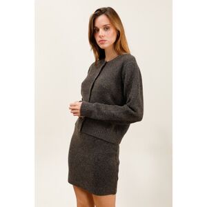 Gilet court boutonné en maille douce avec une encolure ronde