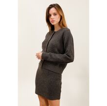 Gilet court boutonné en maille douce avec une encolure ronde