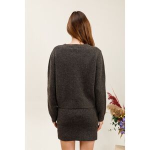 Gilet court boutonné en maille douce avec une encolure ronde