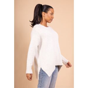 Pull oversize en maille douce confort avec des fentes latérales