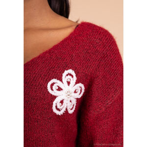 Pull en maille douce décoration broderies florales contrastées