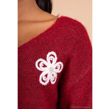 Pull en maille douce décoration broderies florales contrastées