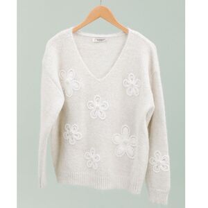 Pull en maille douce décoration broderies florales contrastées