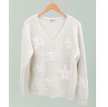 Pull en maille douce décoration broderies florales contrastées