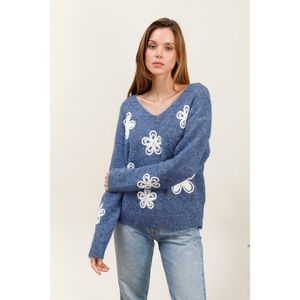 Pull en maille douce décoration broderies florales contrastées
