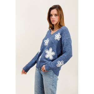Pull en maille douce décoration broderies florales contrastées
