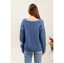 Pull en maille douce décoration broderies florales contrastées