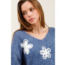 Pull en maille douce décoration broderies florales contrastées