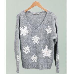 Pull en maille douce décoration broderies florales contrastées