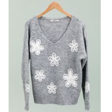 Pull en maille douce décoration broderies florales contrastées