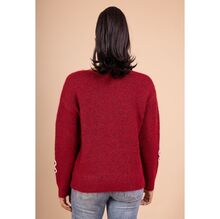 Pull en maille douce décoration broderies florales contrastées