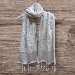 Écharpe unie ornée de motif en broderie florale avec des franges - 3 pièces