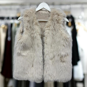 Gilet sans manches en fausse fourrure de coupe droite et encolure en V