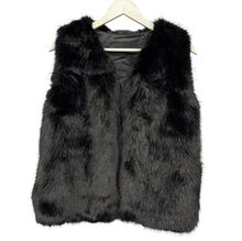Gilet sans manches en fausse fourrure de coupe droite et encolure en V