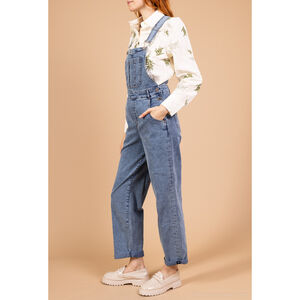 Salopette coupe droite en denim bleu avec un léger délavage