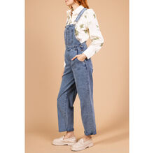 Salopette coupe droite en denim bleu avec un léger délavage