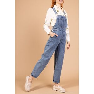 Salopette coupe droite en denim bleu avec un léger délavage