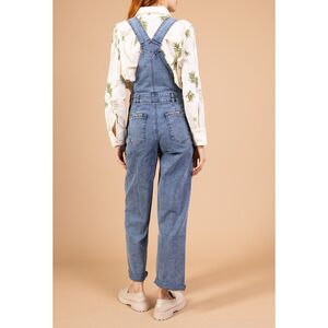 Salopette coupe droite en denim bleu avec un léger délavage
