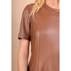 Robe évasée en simili cuir camel à encolure ronde et manches courtes