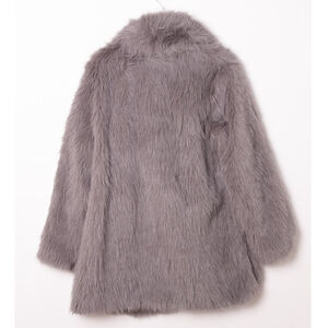 Manteau en fausse fourrure avec poches discrètes intégrées sur les côtés