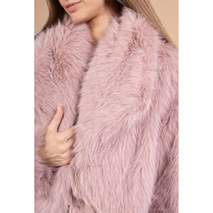 Manteau en fausse fourrure avec poches discrètes intégrées sur les côtés