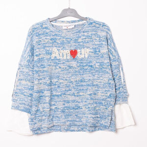 Pull avec broderie « Amour » et un petit cœur rouge