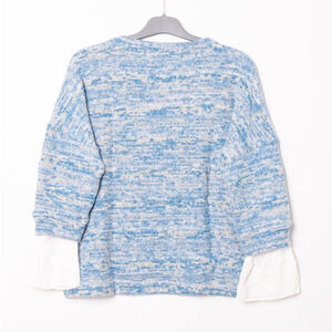 Pull avec broderie « Amour » et un petit cœur rouge