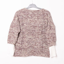 Pull avec broderie « Amour » et un petit cœur rouge