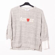 Pull avec broderie « Amour » et un petit cœur rouge