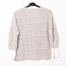 Pull avec broderie « Amour » et un petit cœur rouge