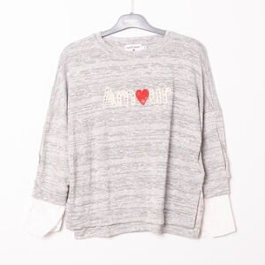 Pull avec broderie « Amour » et un petit cœur rouge