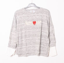 Pull avec broderie « Amour » et un petit cœur rouge