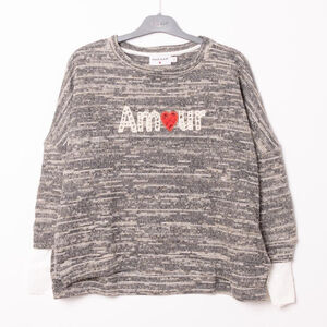 Pull avec broderie « Amour » et un petit cœur rouge