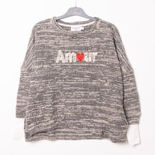 Pull avec broderie « Amour » et un petit cœur rouge