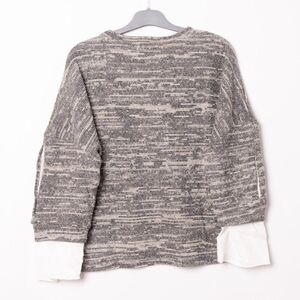 Pull avec broderie « Amour » et un petit cœur rouge