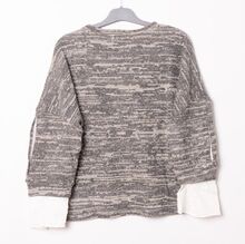 Pull avec broderie « Amour » et un petit cœur rouge