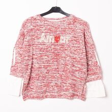 Pull avec broderie « Amour » et un petit cœur rouge