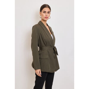 Veste de tailleur à col châle avec une ceinture à nouer à la taille